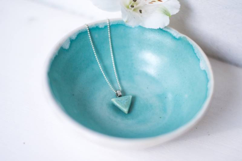 Porzellananhänger "Dreieck Mint-Grün' Mit 925 Sterlingsilberkette von nerosmanufaktur