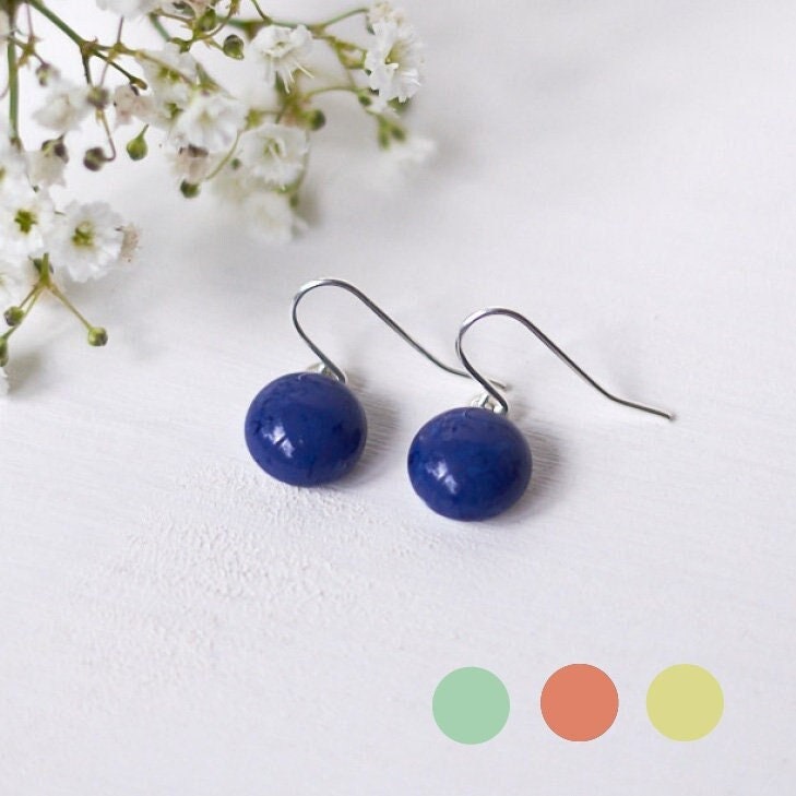 Silberne Ohrringe Mit Handgefertigtem Porzellananhänger in Königsblau, Mintgrün, Zitronengelb Und Koralle von nerosmanufaktur