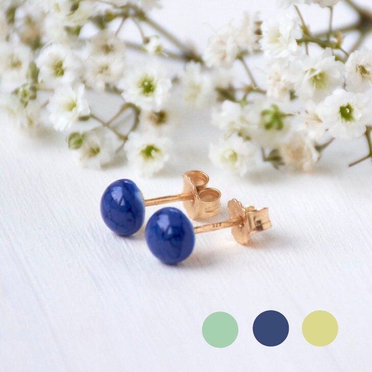 Zierliche Handgefertigte Porzellan-Ohrstecker in Gold Mintgrün, Koralle, Königsblau Und Zitronengelb von nerosmanufaktur