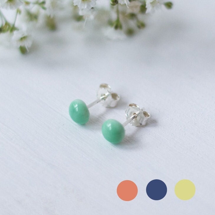 Zierliche Handgefertigte Porzellan-Ohrstecker in Silber Mintgrün, Koralle, Königsblau Und Zitronengelb von nerosmanufaktur