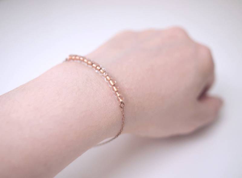 Zarte Klar/Kupferfarbene Acrylperlen Mit Kupfer-Kettenarmband Zarte Klar/Kupferfarbene Acrylperlen Mit Kupfer-Kettenarmband von nesnis