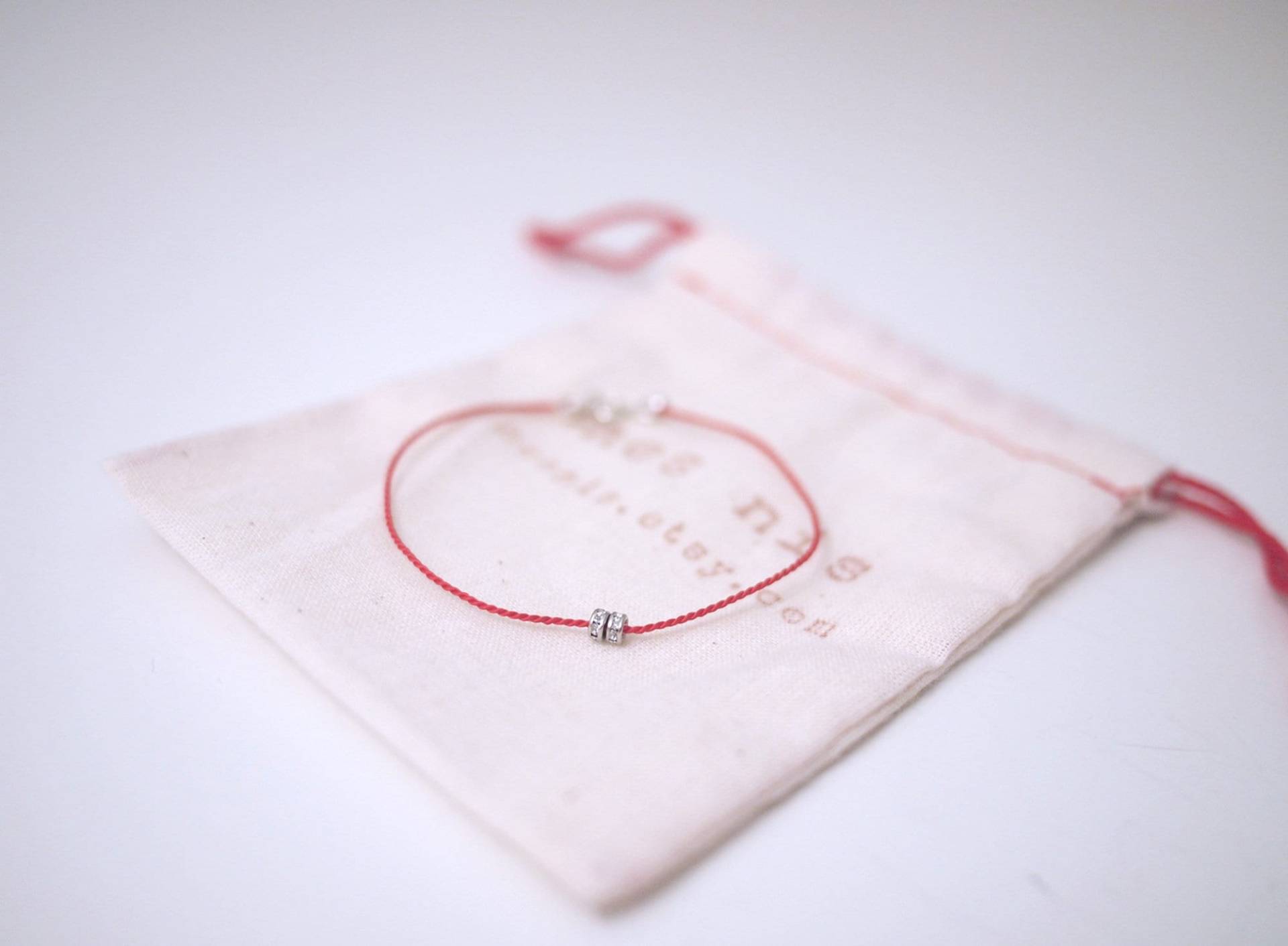 Zierliche Beadelle Versilbertes Roundel Kristall Seidenkordel Armband Zierliche Beadelle Versilbertes Roundel Kristall Seidenkordel Armband von nesnis