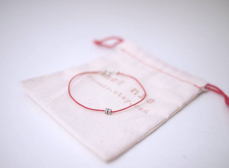 Zierliche Beadelle Versilbertes Roundel Kristall Seidenkordel Armband Zierliche Beadelle Versilbertes Roundel Kristall Seidenkordel Armband von nesnis