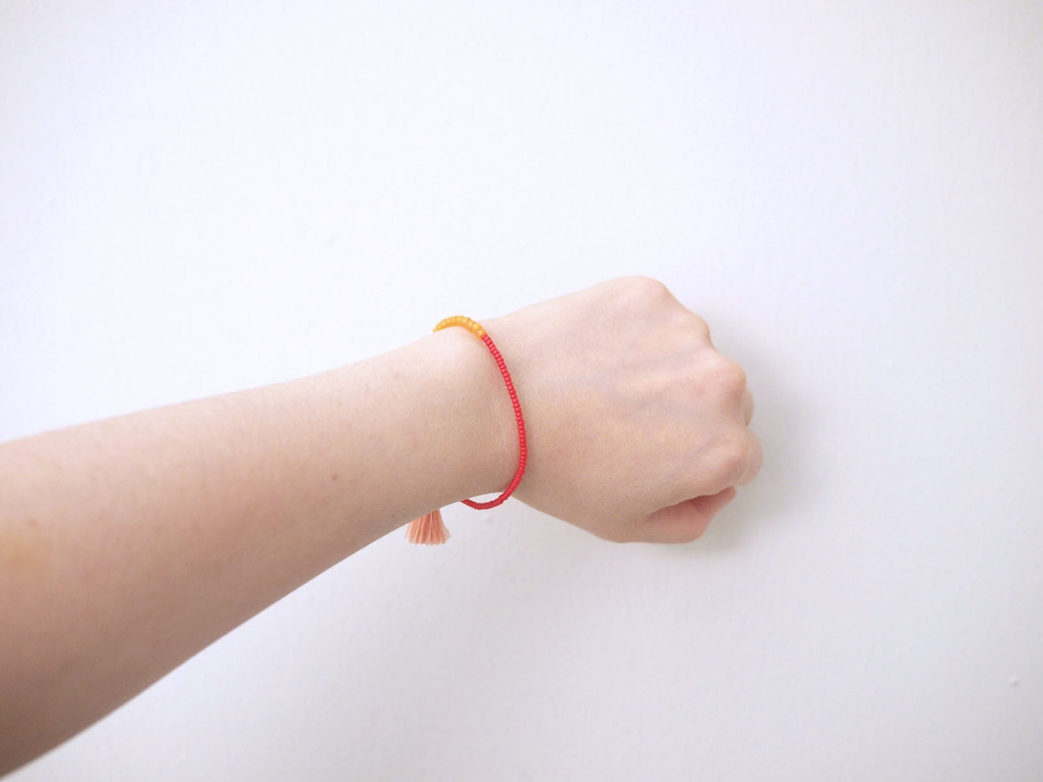 Zierliche Farbblocker Saatperlen Armband Mit Seidenquaste Zierliche Farbblocker Saatperlen Armband Mit Seidenquaste von nesnis