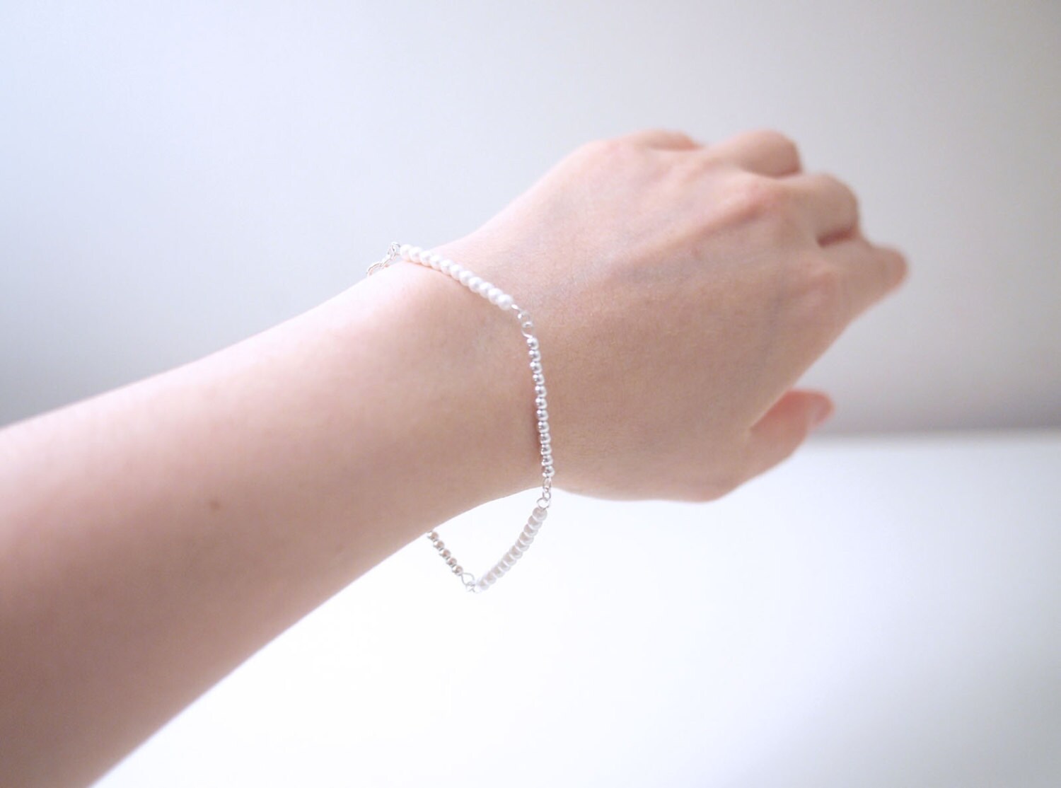 Zierliche Perle & Silber Perlen Bar Armband Zierliche Perle & Silber Perlen Bar Armband von nesnis