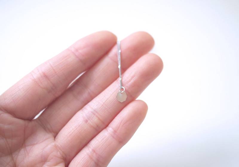 Zierliche Versilberte Kette Mit Winziger Silberner Oktagon-Förmiger Plättchenkette Zierliche Versilberte Kette Mit Winziger Silberner Oktagon-Förmiger Plättchenkette von nesnis