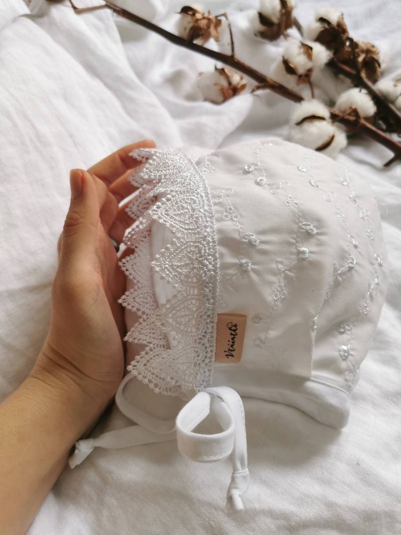 Bestickte Baby Mütze Mädchen Taufe Outfit Weiß Elfenbein Mit Schnüren Bonnet Junge Spitze von nestoflinen