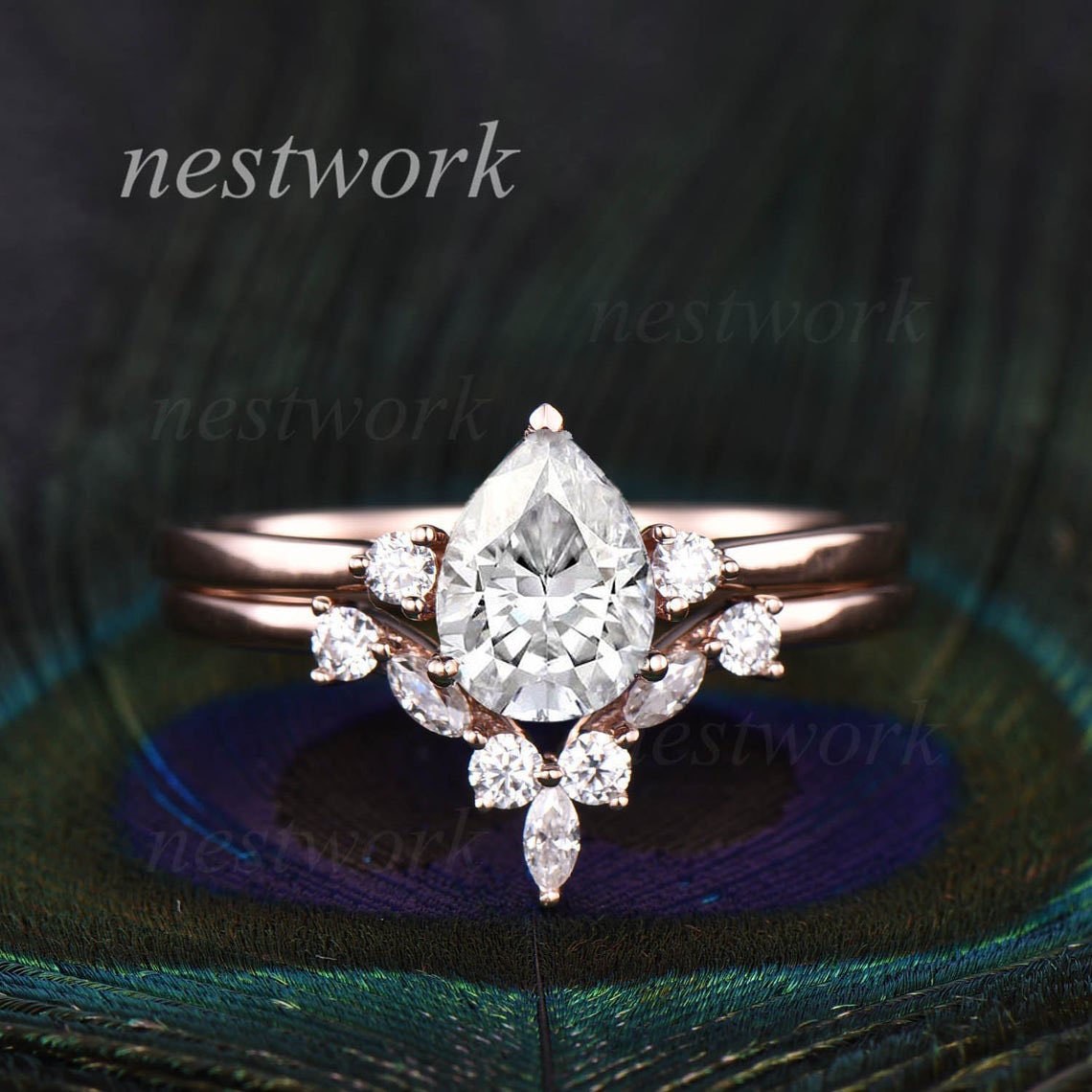 1.25 Karat Moissanit Verlobungsring Set Pear Shaped Roségold Diamant Ehering Gewölbt Passender Brautring von nestwork