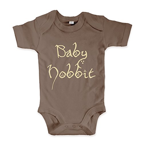 net-shirts Organic Baby Body mit Baby Hobbit Aufdruck Spruch lustig Strampler Babybekleidung aus Bio-Baumwolle mit Zertifikat Inspired by Herr der Ringe, Größe 0-3 Monate, Mokka von net-shirts