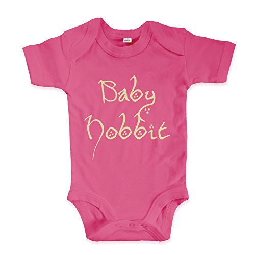 net-shirts Organic Baby Body mit Baby Hobbit Aufdruck Spruch lustig Strampler Babybekleidung aus Bio-Baumwolle mit Zertifikat Inspired by Herr der Ringe, Größe 0-3 Monate, pink von net-shirts