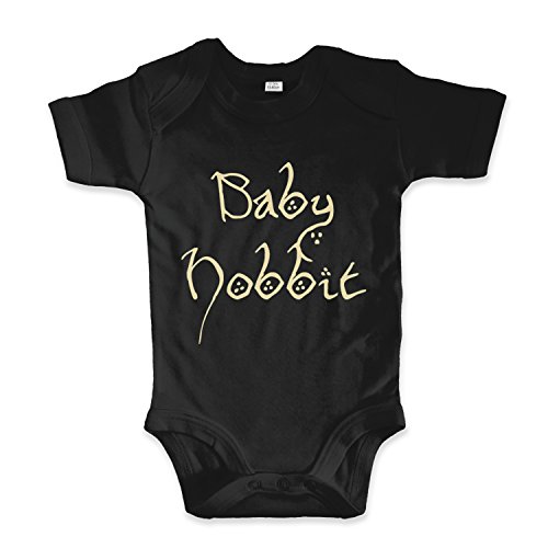 net-shirts Organic Baby Body mit Baby Hobbit Aufdruck Spruch lustig Strampler Babybekleidung aus Bio-Baumwolle mit Zertifikat Inspired by Herr der Ringe, Größe 3-6 Monate, Schwarz von net-shirts