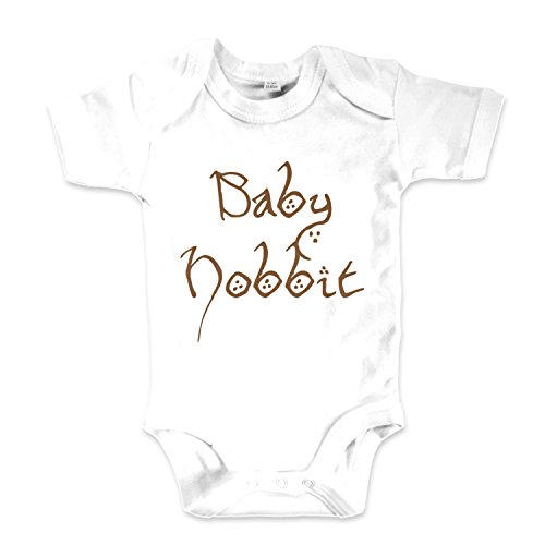 net-shirts Organic Baby Body mit Baby Hobbit Aufdruck Spruch lustig Strampler Babybekleidung aus Bio-Baumwolle mit Zertifikat Inspired by Herr der Ringe, Größe 3-6 Monate, Weiß von net-shirts