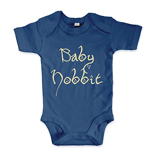 net-shirts Organic Baby Body mit Baby Hobbit Aufdruck Spruch lustig Strampler Babybekleidung aus Bio-Baumwolle mit Zertifikat Inspired by Herr der Ringe, Größe 0-3 Monate, Navy von net-shirts