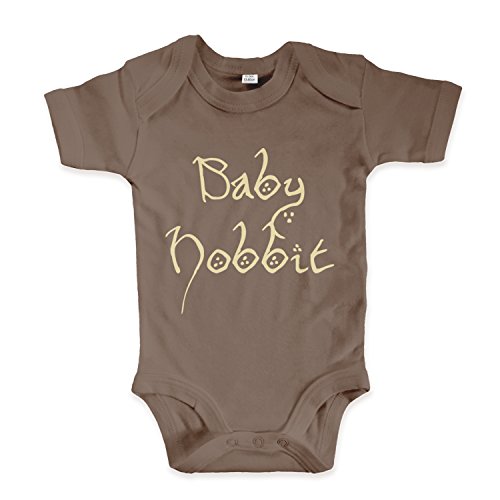 net-shirts Organic Baby Body mit Baby Hobbit Aufdruck Spruch lustig Strampler Babybekleidung aus Bio-Baumwolle mit Zertifikat Inspired by Herr der Ringe, Größe 6-12 Monate, Mokka von net-shirts