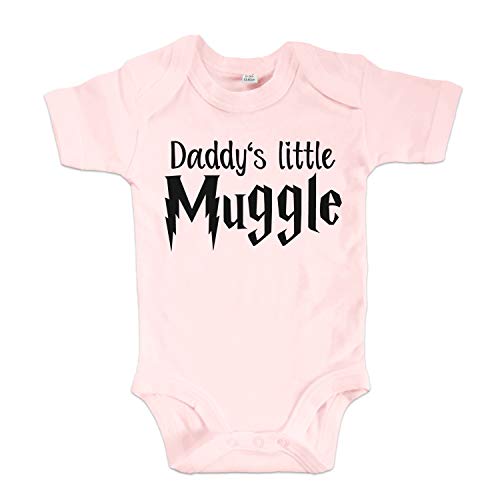 net-shirts Organic Baby Body mit Daddy's Little Muggle Aufdruck Spruch Motiv süß Cute Strampler aus Bio-Baumwolle Inspired by Harry Potter, Größe 0-3 Monate, rosa von net-shirts