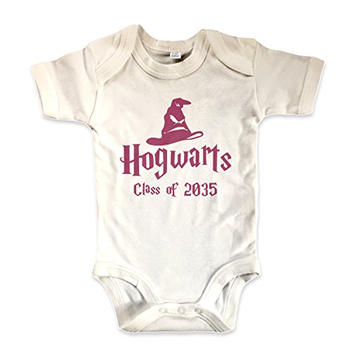 net-shirts Organic Baby Body mit Hogwarts Class of 2035 Aufdruck Spruch lustig Strampler Babybekleidung aus Bio-Baumwolle mit Zertifikat Inspired by Harry Potter, Größe 0-3 Monate, Natur von net-shirts