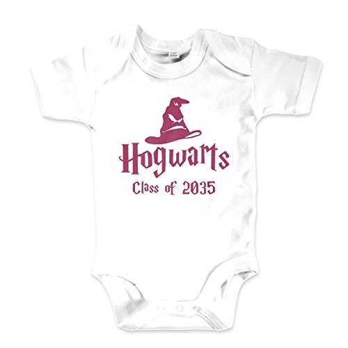 net-shirts Organic Baby Body mit Hogwarts Class of 2035 Aufdruck Spruch lustig Strampler Babybekleidung aus Bio-Baumwolle mit Zertifikat Inspired by Harry Potter, Größe 0-3 Monate, Weiß von net-shirts