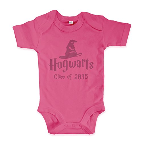 net-shirts Organic Baby Body mit Hogwarts Class of 2035 Aufdruck Spruch lustig Strampler Babybekleidung aus Bio-Baumwolle mit Zertifikat Inspired by Harry Potter, Größe 0-3 Monate, pink von net-shirts