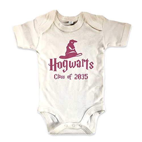 net-shirts Organic Baby Body mit Hogwarts Class of 2035 Aufdruck Spruch lustig Strampler Babybekleidung aus Bio-Baumwolle mit Zertifikat Inspired by Harry Potter, Größe 12-18 Monate, Natur von net-shirts