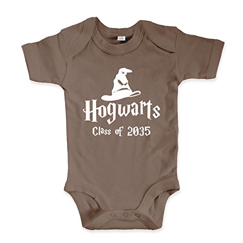 net-shirts Organic Baby Body mit Hogwarts Class of 2035 Aufdruck Spruch lustig Strampler Babybekleidung aus Bio-Baumwolle mit Zertifikat Inspired by Harry Potter, Größe 3-6 Monate, Mokka von net-shirts