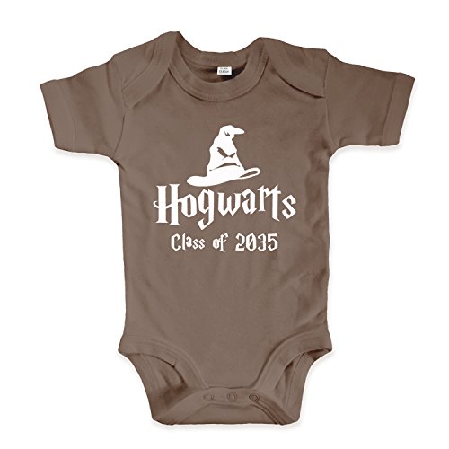 net-shirts Organic Baby Body mit Hogwarts Class of 2035 Aufdruck Spruch lustig Strampler Babybekleidung aus Bio-Baumwolle mit Zertifikat Inspired by Harry Potter, Größe 6-12 Monate, Mokka von net-shirts