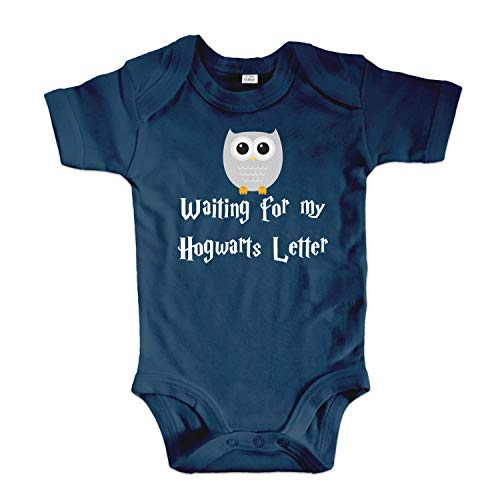 net-shirts Organic Baby Body mit Hogwarts Letter Aufdruck Spruch Motiv süß Cute Strampler aus Bio-Baumwolle Inspired by Harry Potter, Größe 0-3 Monate, Navy von net-shirts