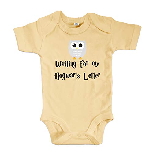 net-shirts Organic Baby Body mit Hogwarts Letter Aufdruck Spruch Motiv süß Cute Strampler aus Bio-Baumwolle Inspired by Harry Potter, Größe 0-3 Monate, Yellow von net-shirts