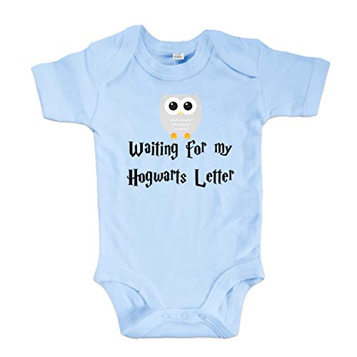 net-shirts Organic Baby Body mit Hogwarts Letter Aufdruck Spruch Motiv süß Cute Strampler aus Bio-Baumwolle Inspired by Harry Potter, Größe 0-3 Monate, hellblau von net-shirts