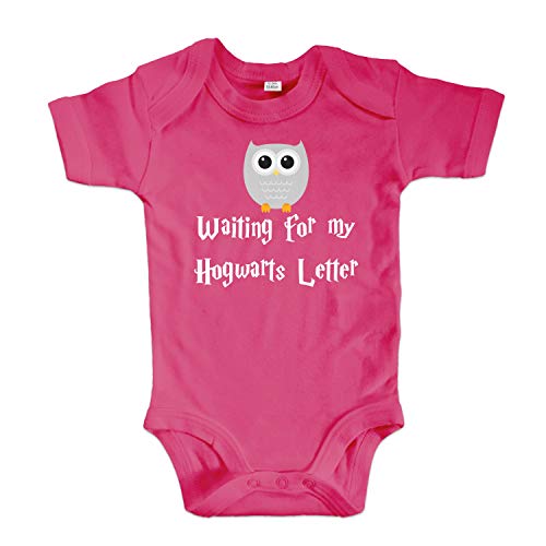 net-shirts Organic Baby Body mit Hogwarts Letter Aufdruck Spruch Motiv süß Cute Strampler aus Bio-Baumwolle Inspired by Harry Potter, Größe 0-3 Monate, pink von net-shirts