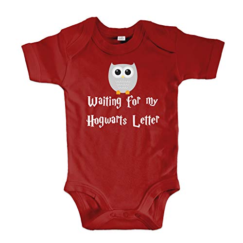 net-shirts Organic Baby Body mit Hogwarts Letter Aufdruck Spruch Motiv süß Cute Strampler aus Bio-Baumwolle Inspired by Harry Potter, Größe 0-3 Monate, rot von net-shirts