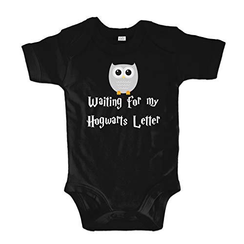 net-shirts Organic Baby Body mit Hogwarts Letter Aufdruck Spruch Motiv süß Cute Strampler aus Bio-Baumwolle Inspired by Harry Potter, Größe 0-3 Monate, schwarz von net-shirts