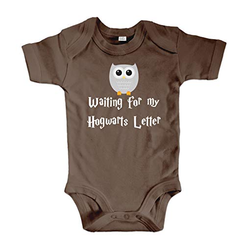 net-shirts Organic Baby Body mit Hogwarts Letter Aufdruck Spruch Motiv süß Cute Strampler aus Bio-Baumwolle Inspired by Harry Potter, Größe 3-6 Monate, Mokka von net-shirts
