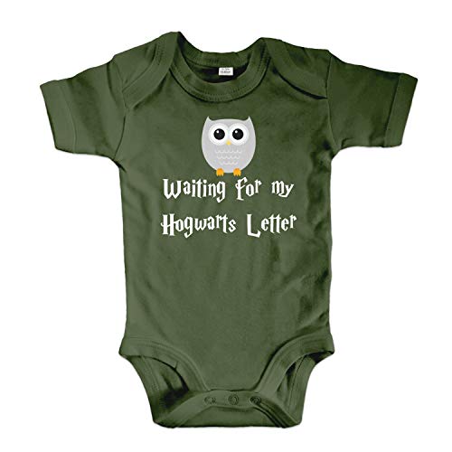 net-shirts Organic Baby Body mit Hogwarts Letter Aufdruck Spruch Motiv süß Cute Strampler aus Bio-Baumwolle Inspired by Harry Potter, Größe 3-6 Monate, Oliv von net-shirts
