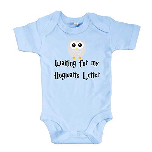 net-shirts Organic Baby Body mit Hogwarts Letter Aufdruck Spruch Motiv süß Cute Strampler aus Bio-Baumwolle Inspired by Harry Potter, Größe 6-12 Monate, hellblau von net-shirts