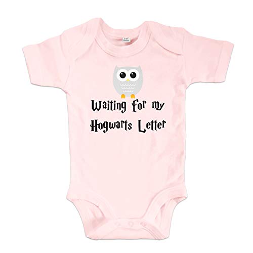 net-shirts Organic Baby Body mit Hogwarts Letter Aufdruck Spruch Motiv süß Cute Strampler aus Bio-Baumwolle Inspired by Harry Potter, Größe 6-12 Monate, rosa von net-shirts