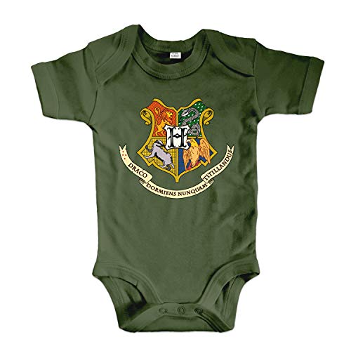 net-shirts Organic Baby Body mit Hogwarts Wappen 02 Aufdruck Spruch Motiv süß Cute Strampler aus Bio-Baumwolle Inspired by Harry Potter, Größe 0-3 Monate, Oliv von net-shirts