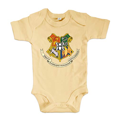 net-shirts Organic Baby Body mit Hogwarts Wappen 02 Aufdruck Spruch Motiv süß Cute Strampler aus Bio-Baumwolle Inspired by Harry Potter, Größe 3-6 Monate, Yellow von net-shirts