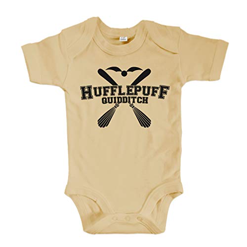 net-shirts Organic Baby Body mit Hufflepuff Quidditch Aufdruck Spruch Motiv süß Cute Strampler aus Bio-Baumwolle Inspired by Harry Potter, Größe 0-3 Monate, Yellow von net-shirts