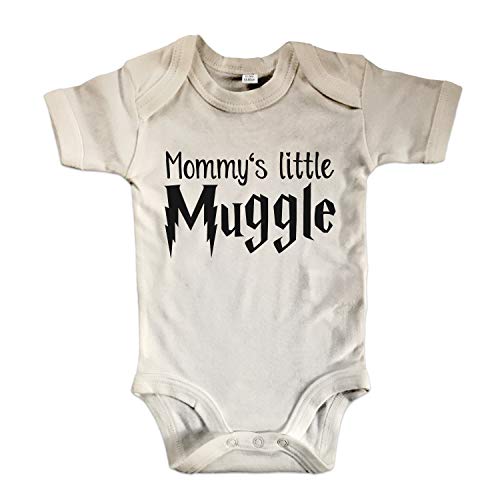 net-shirts Organic Baby Body mit Mommys Little Muggle Aufdruck Spruch Motiv süß Cute Strampler aus Bio-Baumwolle Inspired by Harry Potter, Größe 0-3 Monate, Natur von net-shirts