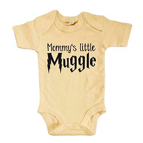 net-shirts Organic Baby Body mit Mommys Little Muggle Aufdruck Spruch Motiv süß Cute Strampler aus Bio-Baumwolle Inspired by Harry Potter, Größe 0-3 Monate, Yellow von net-shirts