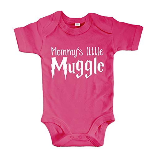 net-shirts Organic Baby Body mit Mommys Little Muggle Aufdruck Spruch Motiv süß Cute Strampler aus Bio-Baumwolle Inspired by Harry Potter, Größe 0-3 Monate, pink von net-shirts