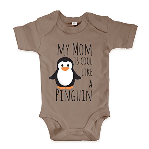 net-shirts Organic Baby Body mit My Mom is cool Like a Pinguin Baby Aufdruck Spruch lustig Strampler Babybekleidung aus Bio-Baumwolle, Größe 0-3 Monate, Mokka von net-shirts