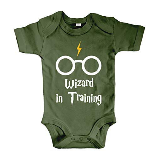 net-shirts Organic Baby Body mit Wizard in Training Aufdruck Spruch Motiv süß Cute Strampler aus Bio-Baumwolle Inspired by Harry Potter, Größe 0-3 Monate, Oliv von net-shirts