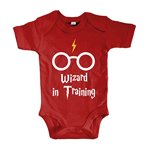 net-shirts Organic Baby Body mit Wizard in Training Aufdruck Spruch Motiv süß Cute Strampler aus Bio-Baumwolle Inspired by Harry Potter, Größe 0-3 Monate, rot von net-shirts