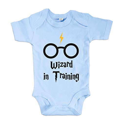 net-shirts Organic Baby Body mit Wizard in Training Aufdruck Spruch Motiv süß Cute Strampler aus Bio-Baumwolle Inspired by Harry Potter, Größe 12-18 Monate, hellblau von net-shirts