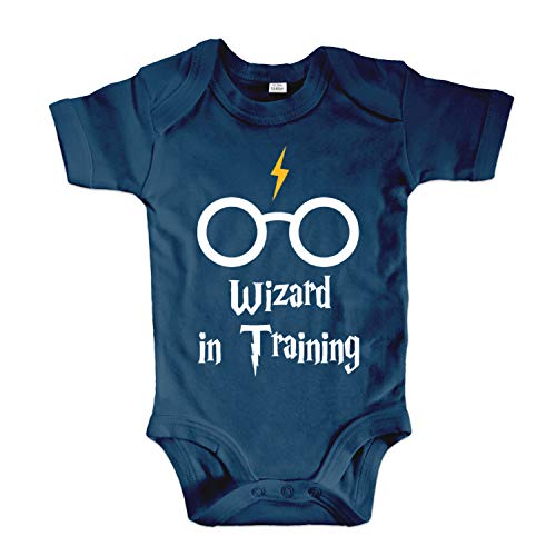 net-shirts Organic Baby Body mit Wizard in Training Aufdruck Spruch Motiv süß Cute Strampler aus Bio-Baumwolle Inspired by Harry Potter, Größe 3-6 Monate, Navy von net-shirts