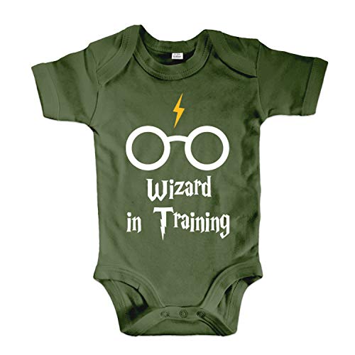 net-shirts Organic Baby Body mit Wizard in Training Aufdruck Spruch Motiv süß Cute Strampler aus Bio-Baumwolle Inspired by Harry Potter, Größe 3-6 Monate, Oliv von net-shirts