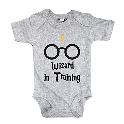 net-shirts Organic Baby Body mit Wizard in Training Aufdruck Spruch Motiv süß Cute Strampler aus Bio-Baumwolle Inspired by Harry Potter, Größe 3-6 Monate, grau von net-shirts