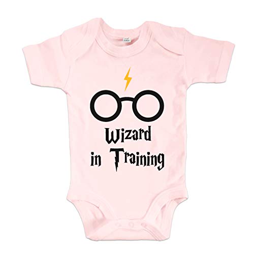 net-shirts Organic Baby Body mit Wizard in Training Aufdruck Spruch Motiv süß Cute Strampler aus Bio-Baumwolle Inspired by Harry Potter, Größe 6-12 Monate, rosa von net-shirts