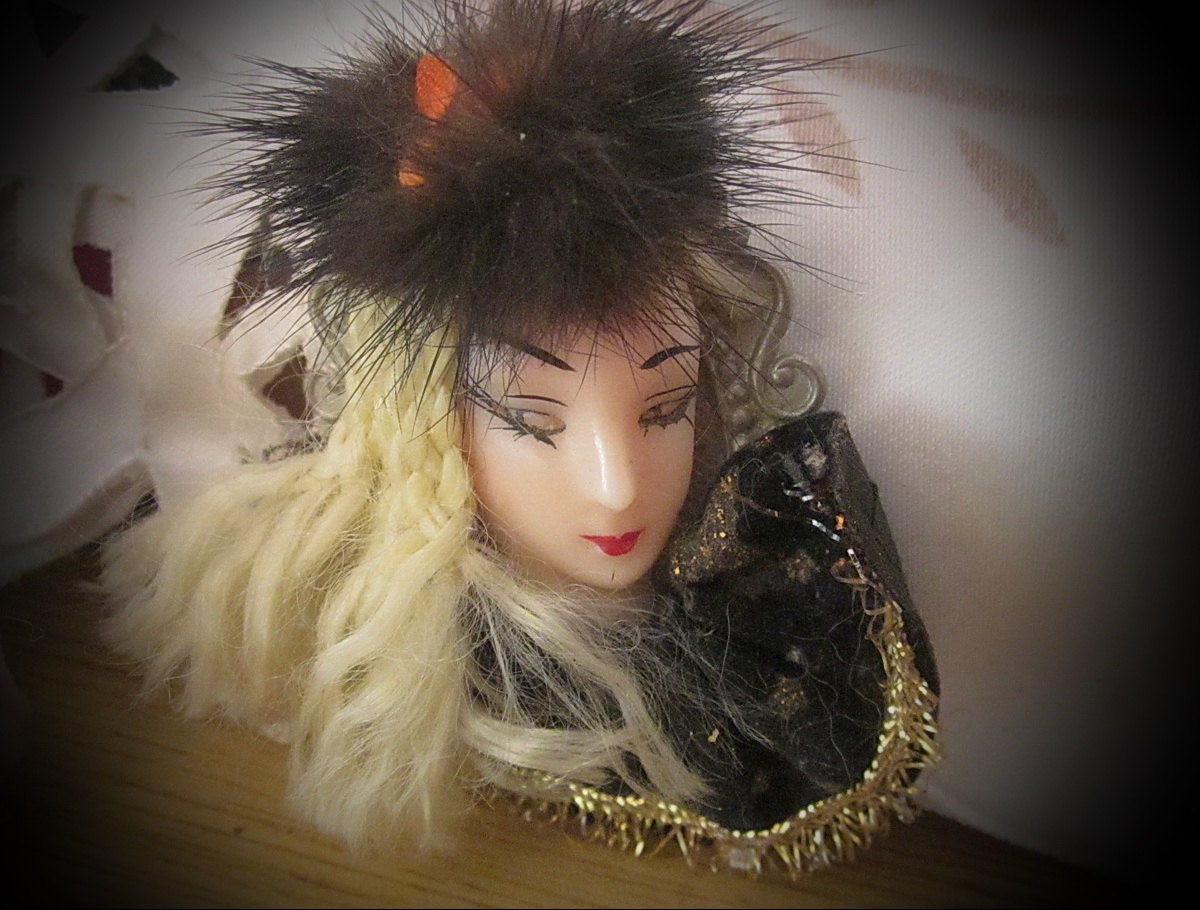 80Er Handgemachte Blonde Schönheit-Königin Brosche, Vintage von netanela98